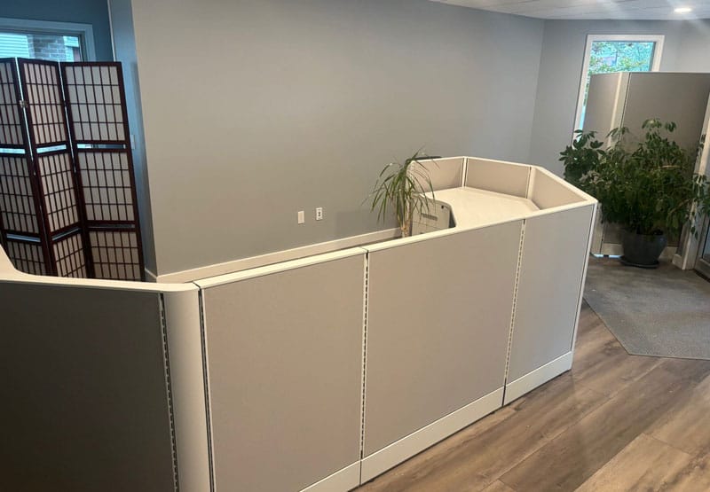 Low-wall reception cubicle with office panel partitions at SingleSource IT in Gahanna, Ohio