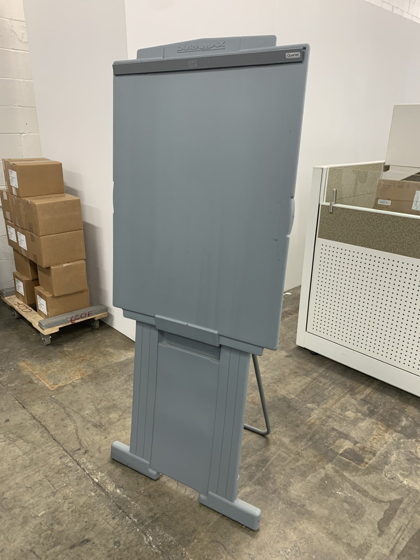 Pre-Owned Quartet® DuraMax® Presentation Easel, 72″H, Whiteboard/Flipchart Holder, Gray Image